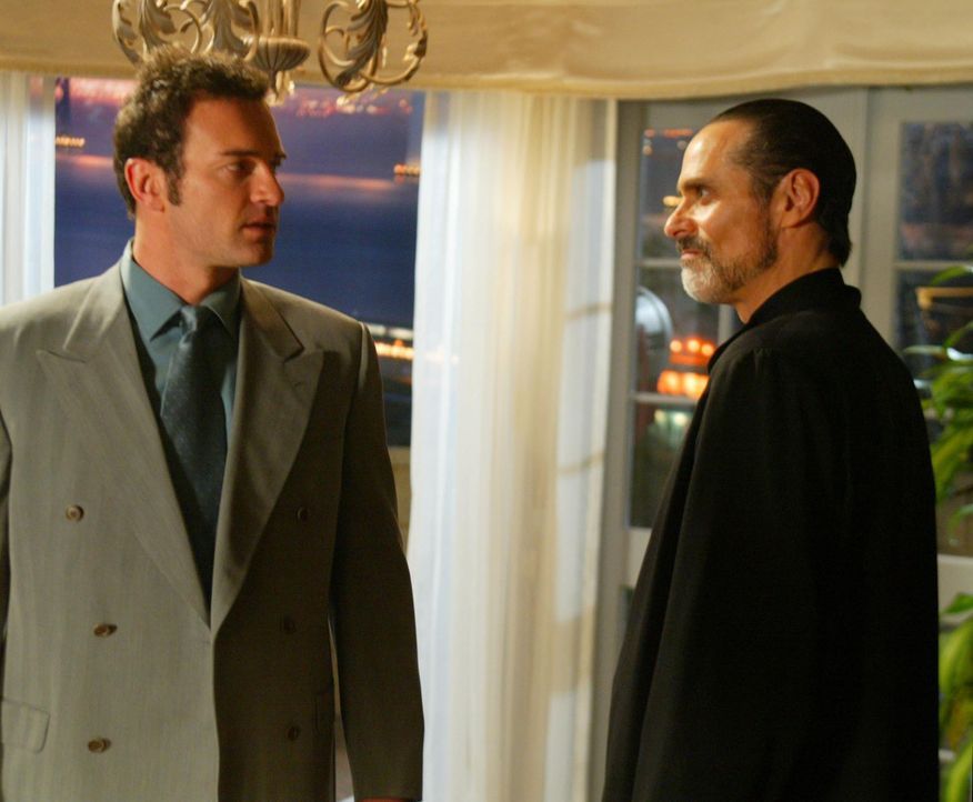 Cole (Julian McMahon, l.) hat die Hoffnung noch nicht aufgegeben, Phoebes Liebe wieder zurückzugewinnen ... - Bildquelle: Paramount International Television