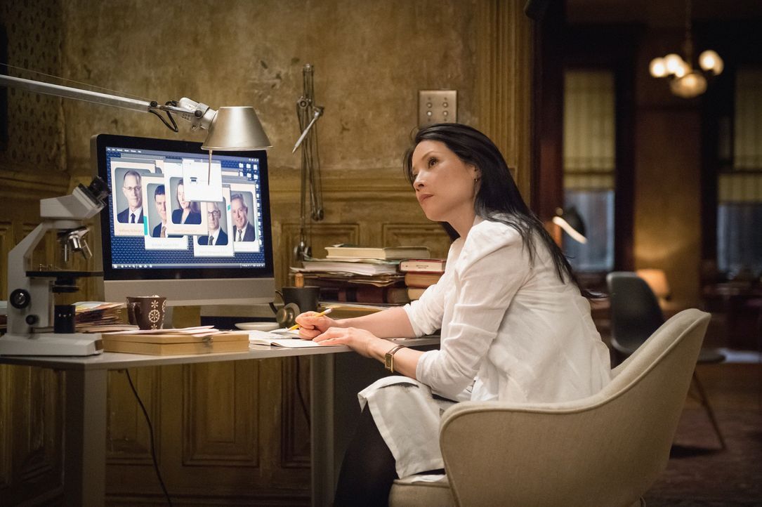 Joan (Lucy Liu) denkt darüber nach, eine Beziehung mit Mycroft Holmes zu beginnen. Voraussetzung: Sie will aus der gemeinsamen Wohnung mit Sherlock... - Bildquelle: CBS Television