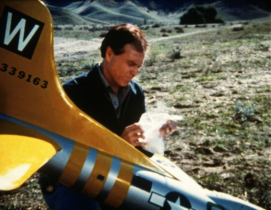 Detektiv Charly (robert Ford) findet in einem Modellflugzeug Kokain. - Bildquelle: Worldvision Enterprises, Inc.
