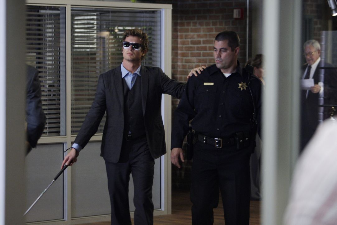 Mentalist Patrick Jane (Simon Baker, l.) erhält eine SMS, mit der er vor einer bevorstehenden Bombenexplosion gewarnt wird. Als er zum Tatort fährt,... - Bildquelle: Warner Bros. Television