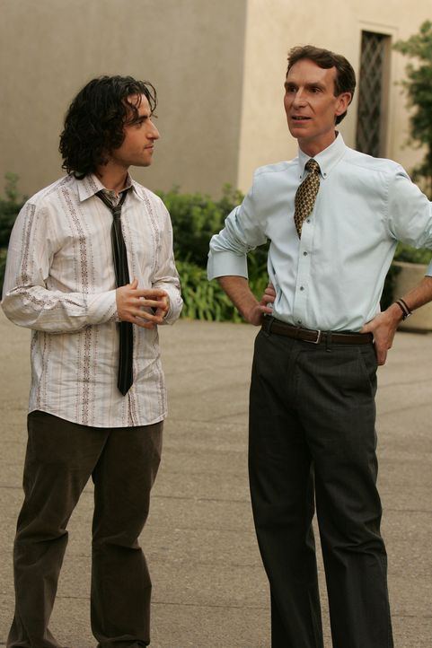 Charlie (David Krumholtz, l.) bittet Bill Waldie (Bill Nye, r.) um Hilfe ... - Bildquelle: Paramount Network Television