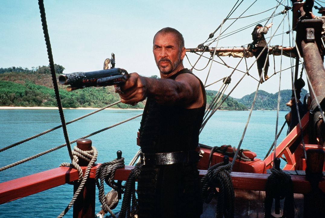 Der hinterhältige Piraten-Kapitän Dawg Brown (Frank Langella) stoppt vor gar nichts, um in den Besitz des Schatzes zu kommen. - Bildquelle: VCL Communications