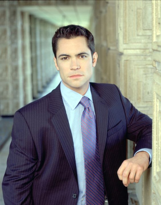 (2. Staffel) - Steht seiner Kollegin stets zur Seite: Detektiv Scott Valens (Danny Pino) - Bildquelle: Warner Bros. Television