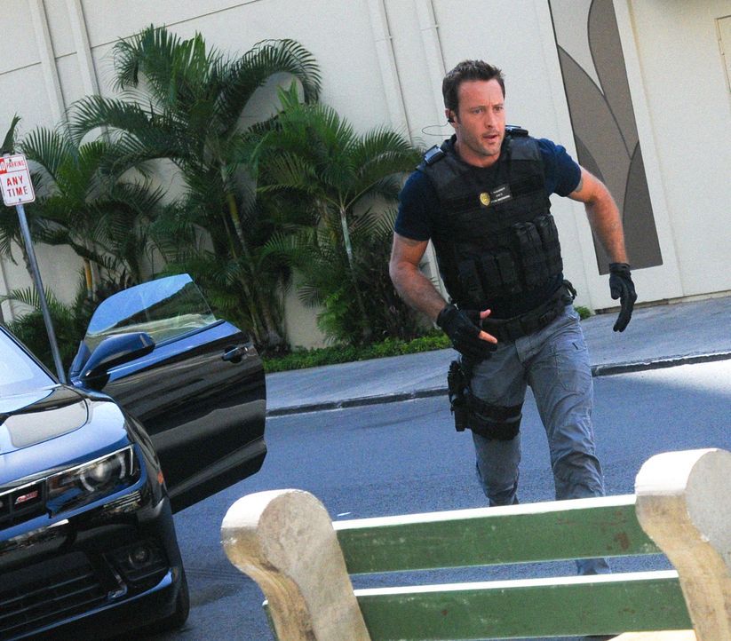 Riskiert immer wieder sein eigenes Leben, um einen Mörder zu fassen: Steve (Alex O'Loughlin) ... - Bildquelle: 2014 CBS Broadcasting Inc. All Rights Reserved.