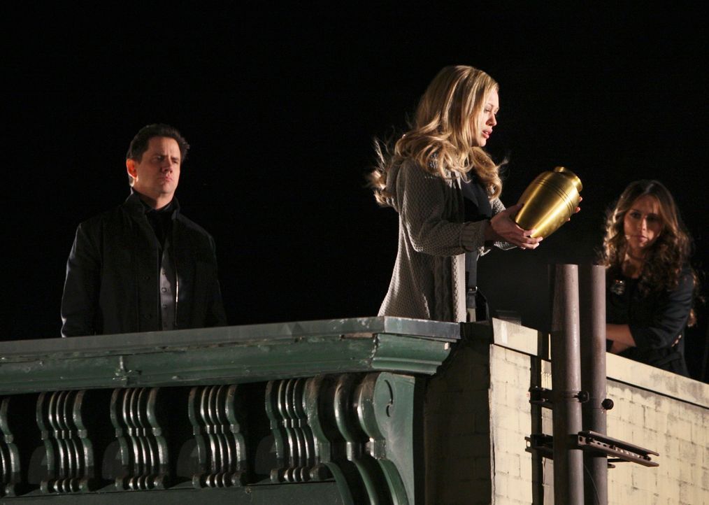 Eli (Jamie Kennedy, l.) und Melinda (Jennifer Love Hewitt, r.) helfen Morgan (Hilary Duff, M.) dabei, endgültig Abschied von ihrem Mann zu nehmen ... - Bildquelle: ABC Studios