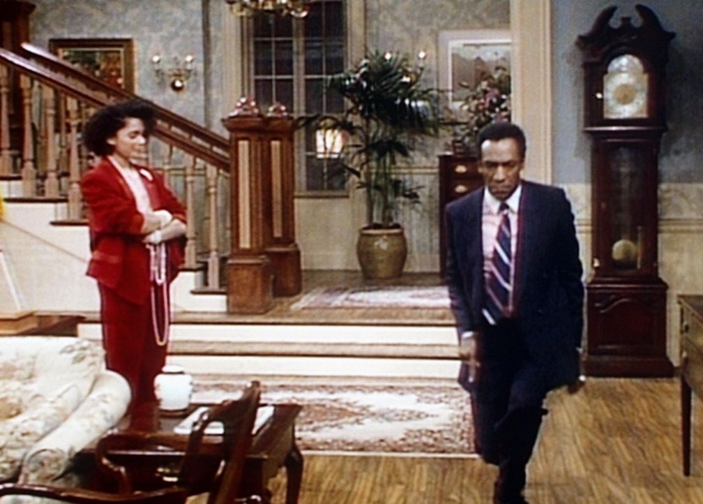 Cliff (Bill Cosby, r.) zeigt seiner Tochter Denise (Lisa Bonet, l.) eine Probe seiner besonders guten Tanzkünste. - Bildquelle: Viacom