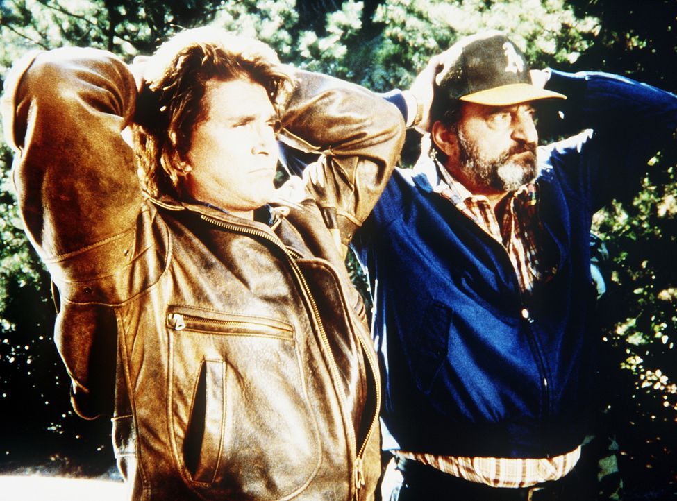 Jonathan (Michael Landon, l.) und Mark (Victor French, r.) geraten in geheimes Sperrgebiet. - Bildquelle: Worldvision Enterprises, Inc.