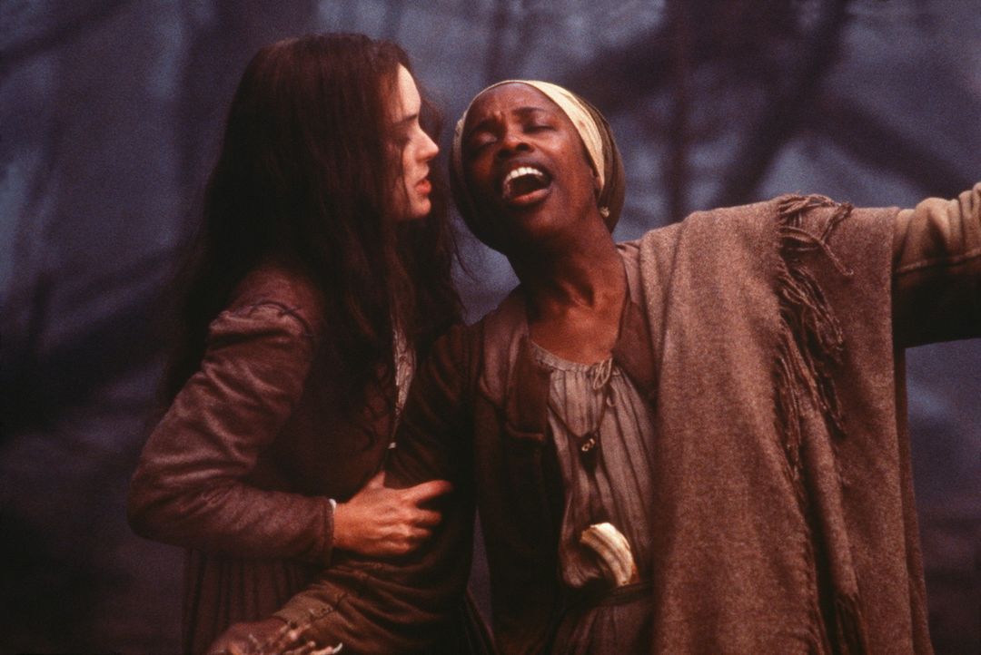 Die nach Rache sinnende Abigail (Winona Ryder, l.) zieht die unschuldige Sklavin Tituba (Charlayne Woodard, r.) ins Verderben ... - Bildquelle: 20th Century Fox Film Corporation