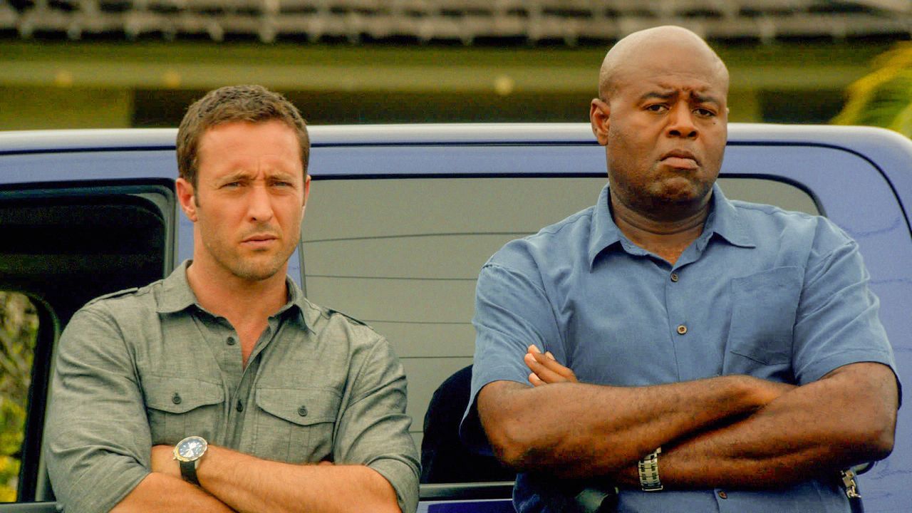 Steve (Alex O'Loughlin, l.) unterstützt Captain Grover (Chi McBride, r.) bei der Suche nach einem verschwundenen Freund, während Kono weiter nach Ad... - Bildquelle: 2013 CBS BROADCASTING INC. All Rights Reserved.