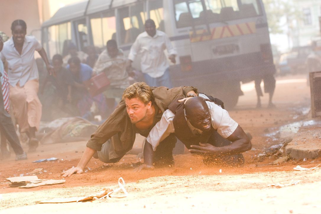 Geraten in die Strassenkämpfe in Sierra Leone: Danny Archer  (Leonardo DiCaprio, l.) und Solomon Vandy (Djimon Hounsou, r.) ... - Bildquelle: Warner Bros.