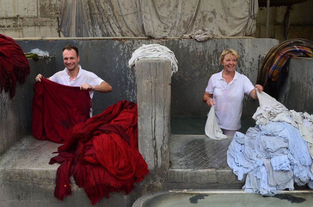 Die Wäschereiangestellten Ele (34) und Nanni (54) schlagen sich durch den indischen Großstadtdschungel Neu Delhi: Bei über 40 Grad im Schatten un... - Bildquelle: kabel eins
