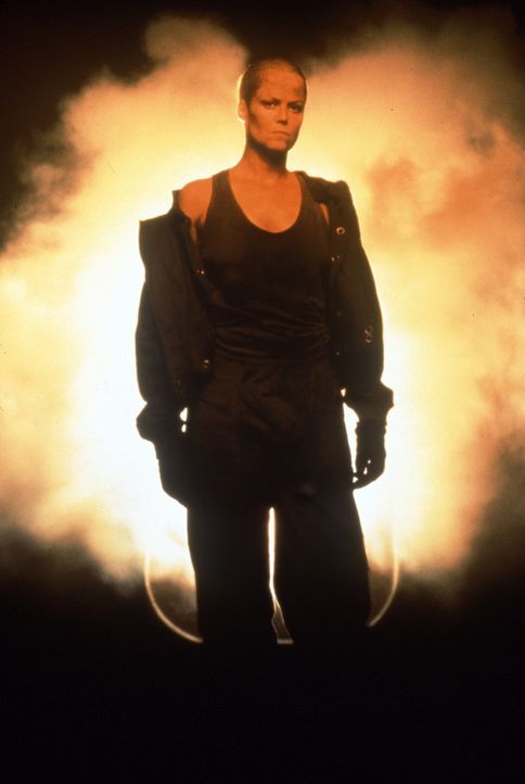 Nach dem Absturz ihres Raumschiffes landet Ellen Ripley (Sigourney Weaver) auf einem Gefängnisplaneten und schleppt das Alien dort ein ... - Bildquelle: 20th Century Fox of Germany