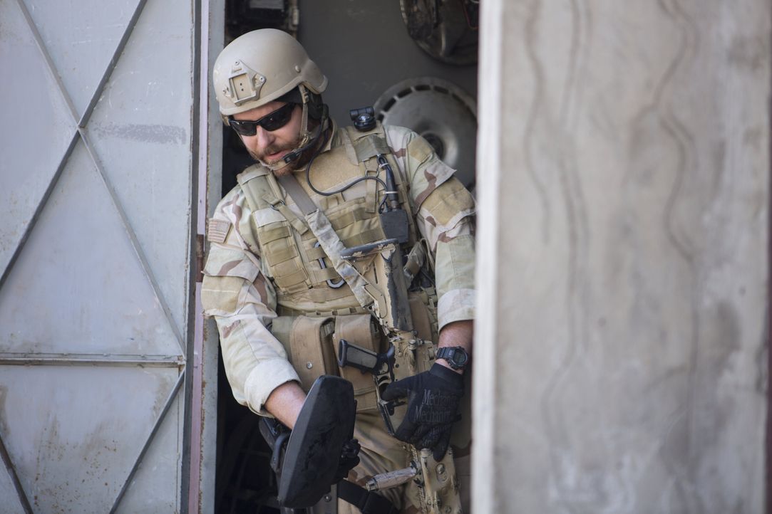 Will partout "keinen Mann zurücklassen": Doch auch eine "Legende" wie Scharfschütze Chris Kyle (Bradley Cooper) kommt im Irak Krieg an ihre Grenzen... - Bildquelle: 2014 Warner Bros. Entertainment Inc.