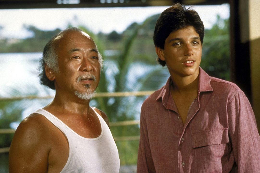 Karate-Kid Daniel (Ralph Macchio, r.) und sein weiser Lehrer Miyagi (Noriyuki "Pat" Morita, l.) erleben zusammen ein neues, aufregendes Abenteuer ... - Bildquelle: Columbia Pictures