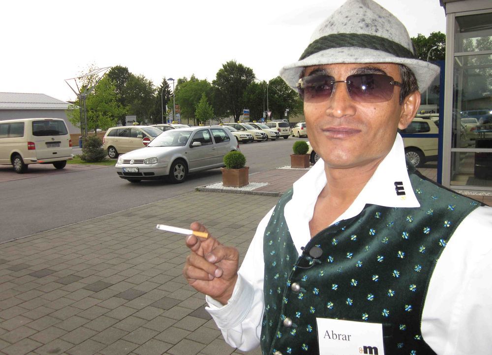 Der indische Job-Tauscher Abrar genießt zwar den Komfort der Mercedestaxis und den luxuriösen Platz auf den Straßen der deutschen Kleinstadt, abe... - Bildquelle: kabel eins