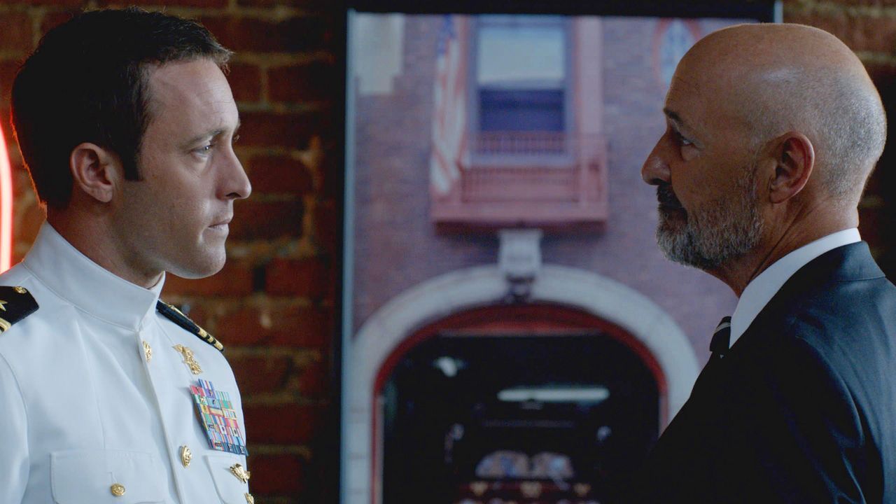 Joe White (Terry O'Quinn, r.) hat neue Informationen über Steves (Alex O'Loughlin, l.) Mutter für ihn ... - Bildquelle: 2013 CBS BROADCASTING INC. All Rights Reserved.