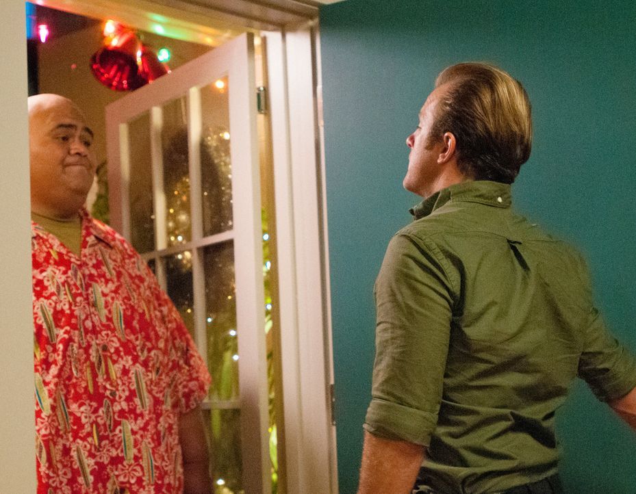 Nach getaner Arbeit, wollen die Freunde Weihnachten zusammen verbringen: Danny (Scott Caan, r.) und Kamekona (Taylor Wily, l.) ... - Bildquelle: 2014 CBS Broadcasting Inc. All Rights Reserved.