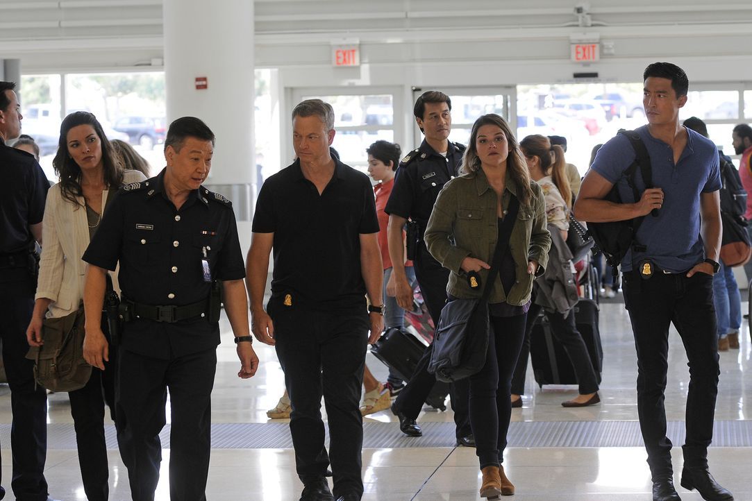 Zwei Amerikanerinnen werden am Flughafen von Singapur ermordet aufgefunden. Clara Seger (Alana De La Garza, l.), Jack Garrett (Gary Sinise, M.), Mae... - Bildquelle: Neil Jacobs 2016 ABC Studios. All rights reserved.