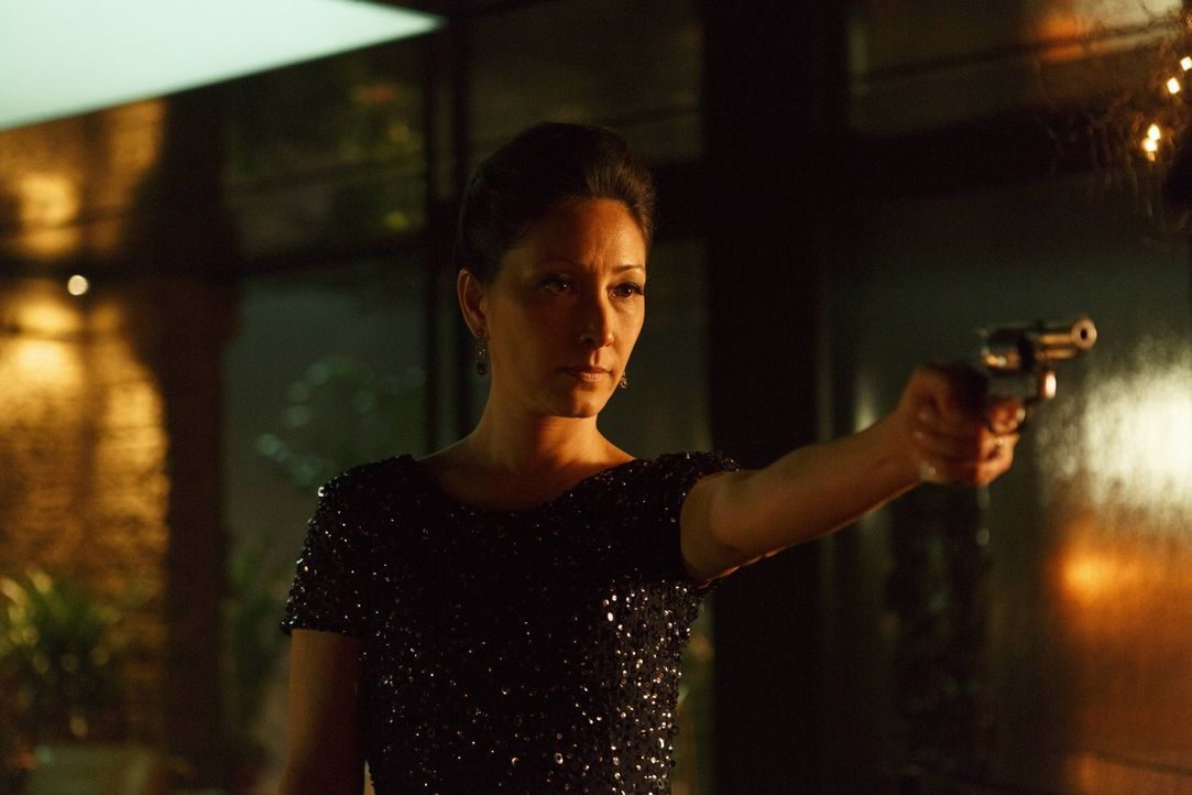 Spielt Vanessa Dunlear (Christina Chang), die Frau eines ermordeten Wohltäters, ein falsches Spiel? - Bildquelle: 2016 Warner Brothers