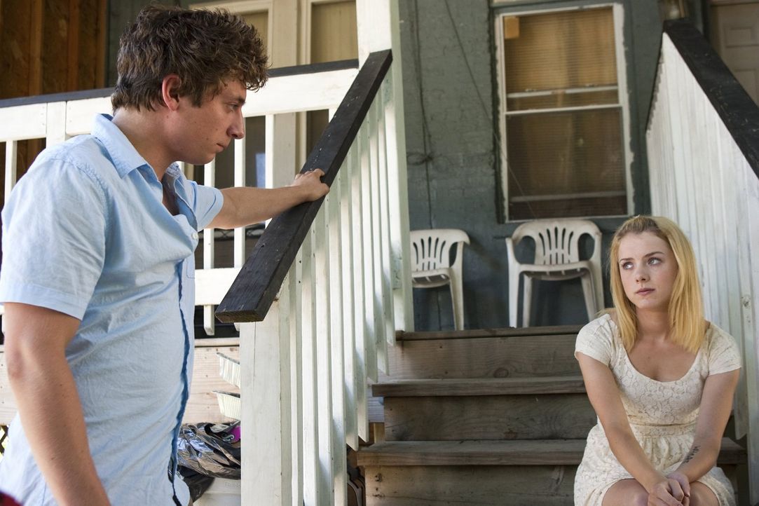 Da Lip (Jeremy Allen White, l.) nicht von Karen (Laura Wiggins, r.) loslassen kann, versucht sie den Kontakt einzuschränken ... - Bildquelle: 2010 Warner Brothers