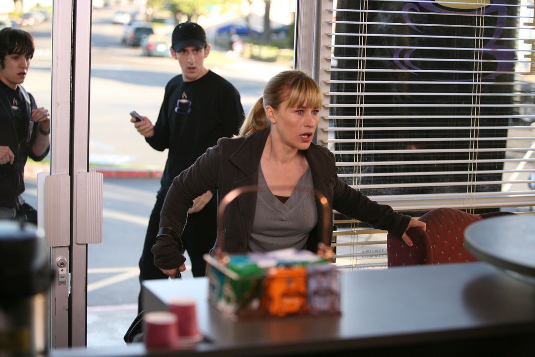 Alison (Patricia Arquette, r.) hat die Scheibe des „Coffee Palace" eingeschlagen, wo sie eine entsetzliche Entdeckung macht … - Bildquelle: Paramount Network Television