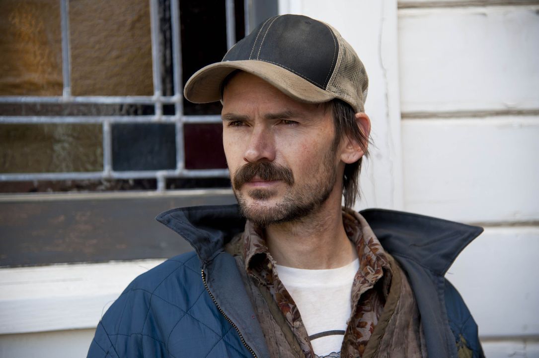 Dickie Bennett (Jeremy Davies) hat seine eigene Methode, die Leute von Harlan davon zu überzeugen, ihre Grundstücke nicht an die Firma "Black Pike... - Bildquelle: 2011 Sony Pictures Television Inc. and Bluebush Productions, LLC. All Rights Reserved.