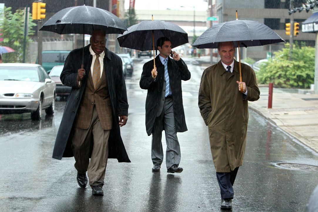An einem regnerischen Tag werden Will (Thom Barry, l.), Scott (Danny Pino, M.) und John (John Finn, r.) mit einen Fall, der 1953 bereits als gelöst... - Bildquelle: Warner Bros. Television