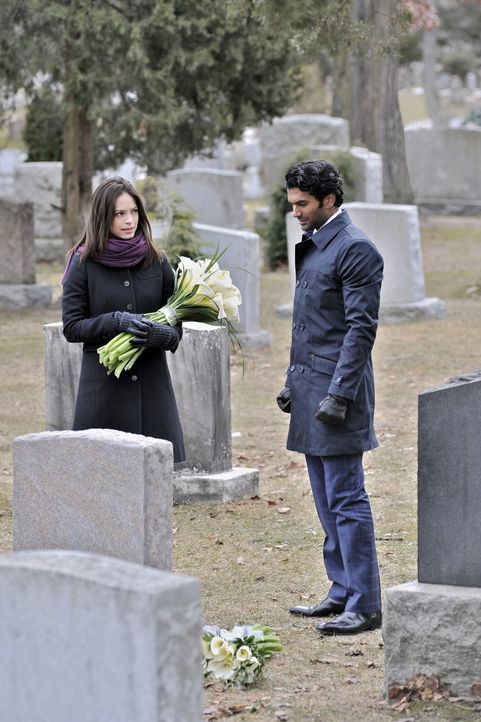Am Todestag ihrer Mutter trifft Catherine (Kristin Kreuk, l.) zu ihrer Verwunderung auf Gabe (Sendhil Ramamurthy, r.), der ebenfalls ihr Grab besucht. - Bildquelle: 2012 The CW Network, LLC. All rights reserved.