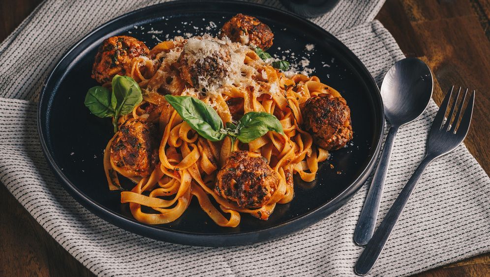 Spanische Hackfleischbällchen Albondigas mit Tagliatelle