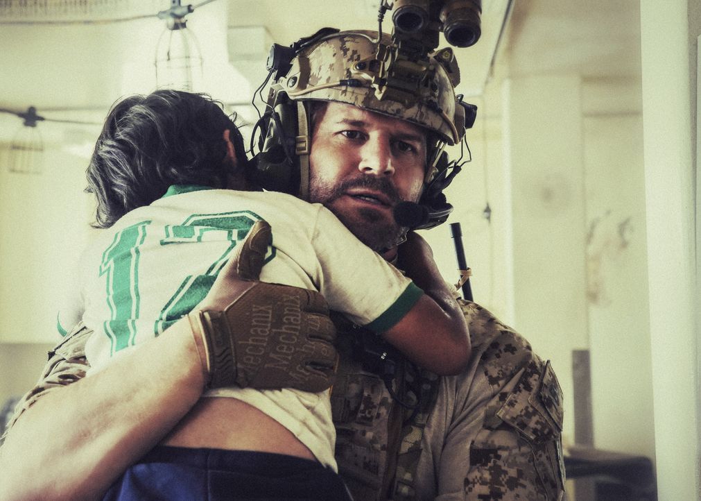 Als sich syrische Soldaten der Einrichtung nähern, entscheidet Jason (David Boreanaz) zurück zu bleiben, um das Leben der Geiseln zu retten ... - Bildquelle: Erik Voake Erik Voake/CBS   2017 CBS Broadcasting, Inc. All Rights Reserved. / Erik Voake