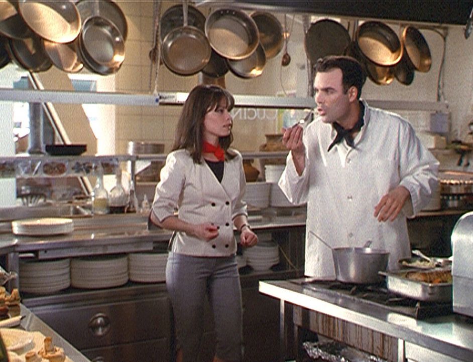 Restaurantchef Morris (Dorian Gregory, r.) führt Piper (Holly Marie Combs, l.) in die Kunst der Haute Cuisine ein ... - Bildquelle: Paramount Pictures