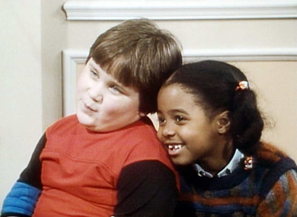Rudy (Keshia Knight Pulliam, r.) spricht ihrem Freund Peter (Peter Costa, r.) beim Zahnarzt Mut zu. - Bildquelle: Viacom