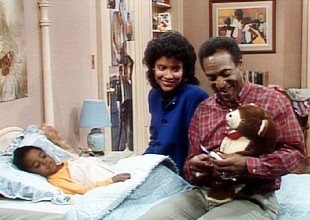 Rudy (Keshia Knight Pulliam, l.) möchte, dass Cliff (Bill Cosby, r.) ihrem Teddy Fieber misst, wofür Clair (Phylicia Rashad, M.) vollstes Verstän... - Bildquelle: Viacom