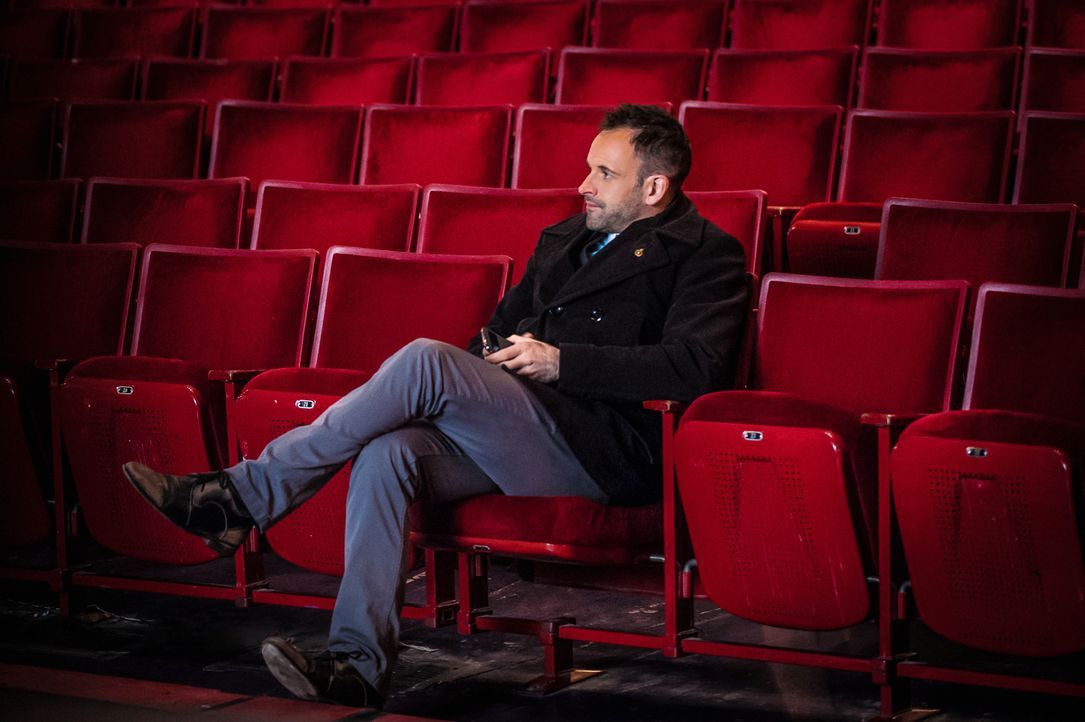 Der Körper einer Balletttänzerin wurde mit einer scharfen Klinge durchtrennt. Sherlock Holmes (Jonny Lee Miller) macht sich im Zuschauerraum des The... - Bildquelle: CBS Television