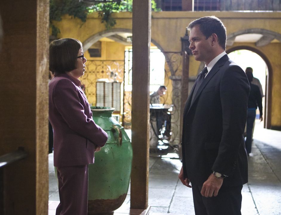 Als Rio, ein Gefangener auf einem Flug von Singapur nach Los Angeles, entkommen konnte, braucht DiNozzo (Michael Weatherly, r.) die Hilfe von Hetty... - Bildquelle: Sonja Flemming 2015 CBS Broadcasting, Inc. All Rights Reserved.