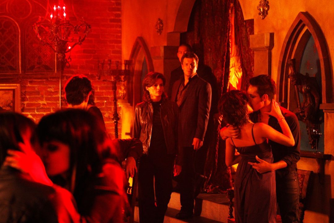 Tauchen bei ihren Ermittlungen in die Vampir-Szene ein: Richard Castle (Nathan Fillion, 3.v.r.) und Kate Beckett (Stana Katic, M.) - Bildquelle: ABC Studios