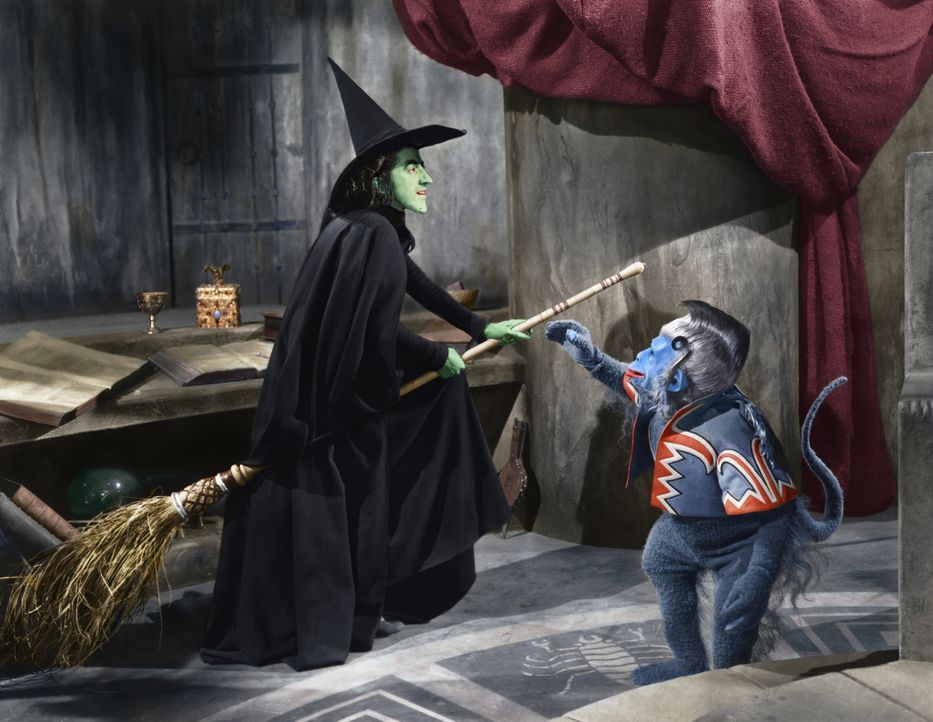 Die böse Hexe des Westens (Margaret Hamilton) schwört Rache. Gemeinsam mit ihrem fliegenden Affen versucht sie alles, um Dorothy wieder einzufangen... - Bildquelle: Warner Bros.