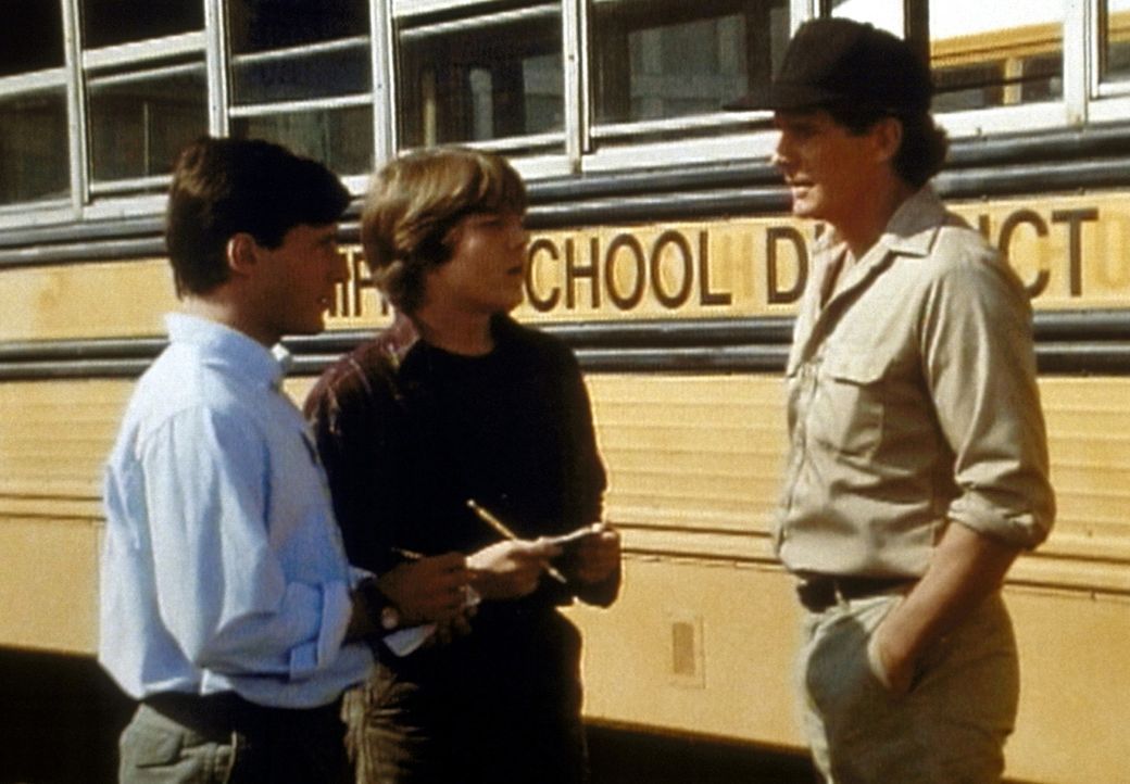 Colin (Andrew Lauer, l.) und Doug (Scott Fults, M.) wollen den Busfahrer Larry (Dack Rambo, r.) zu dem Unfall befragen. - Bildquelle: Worldvision Enterprises, Inc.