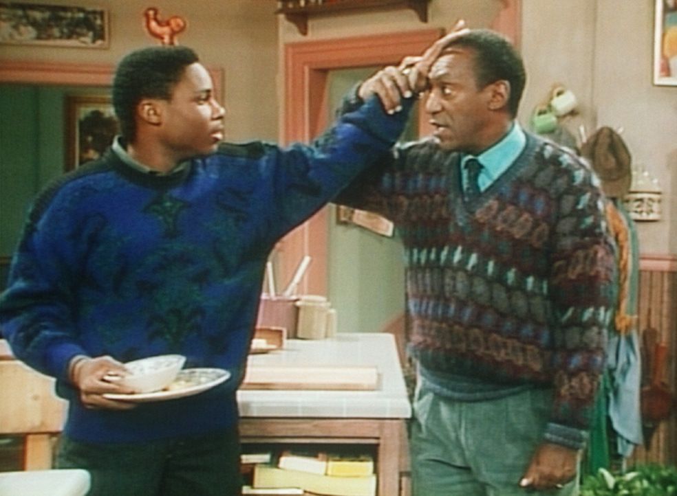 Cliff (Bill Cosby, r.) glaubt, Fieber zu haben, als Theo (Malcolm-Jamal Warner, l.) freiwillig den Tisch abräumen will. - Bildquelle: Viacom