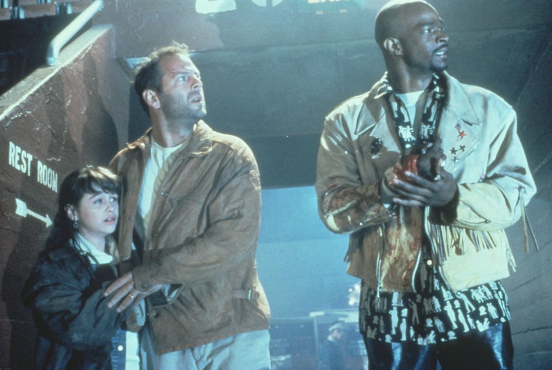 Joe Hallenbeck (Bruce Willis, M.), seine Tochter Darian (Danielle Harris, l.) und Jimmy Dix (Damon Wayans, r.) nehmen gemeinsam den Kampf gegen die... - Bildquelle: Warner Bros.