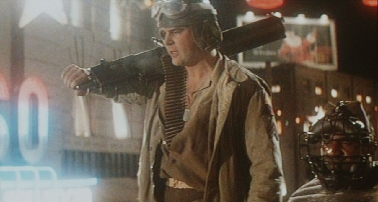 Auch Sergeant Tree (Dan Aykroyd) ist mit von der Partie und versucht, mit seinem Panzer Hollywood zu retten ... - Bildquelle: Universal Pictures
