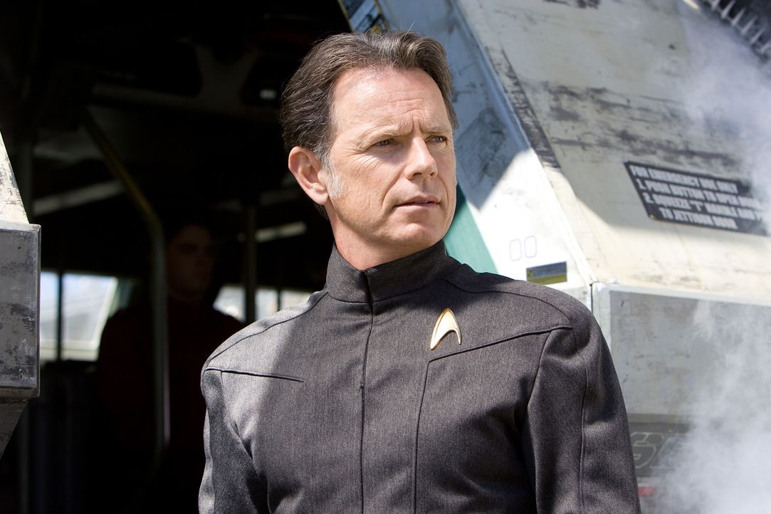 Captain Christopher Pike (Bruce Greenwood) ist ein Freund von Kirks verstorbenen Vater. Er schafft es, den draufgängerischen Kirk für die Sternenf... - Bildquelle: Paramount Pictures