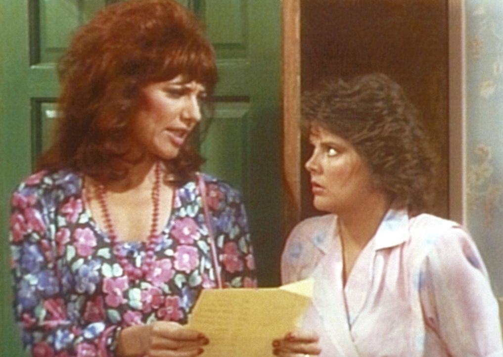 Marcy (Amanda Bearse, r.) bietet Peggy (Katey Sagal, l.) an, für ein Wochenende auf ihre Kinder aufzupassen. - Bildquelle: Columbia Pictures