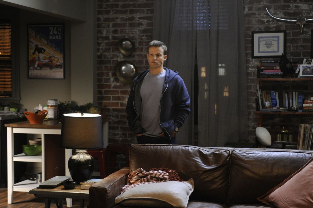 Jamie (Will Estes) ist hin und her gerissen, als Janko ihm endlich ihre Liebe gesteht. Er weiß, dass sich ihre Jobs und eine gemeinsame Beziehung ni... - Bildquelle: Jeffrey Neira 2016 CBS Broadcasting Inc. All Rights Reserved