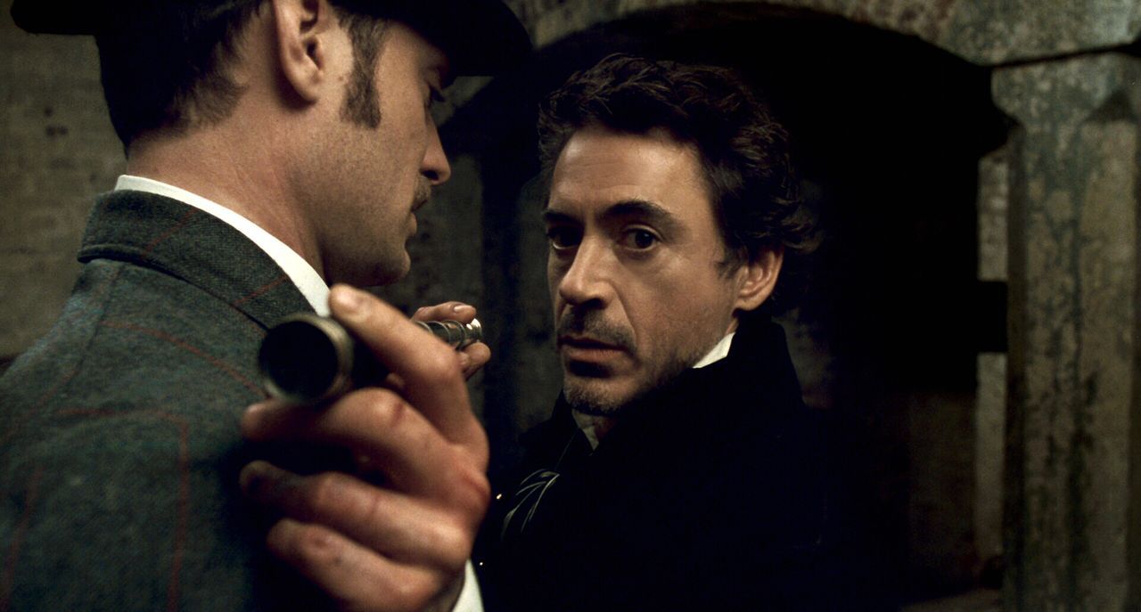Nach einer Serie brutaler Ritualmorde gelingt es Holmes (Robert Downey Jr., r.) und Watson (Jude Law, l.) im letzten Moment, ein weiteres Opfer zu r... - Bildquelle: © Warner Brothers