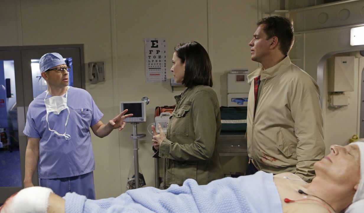 Nachdem Gibbs (Mark Harmon, liegend) angeschossen wurde, machen sich CIA Officer Joanna Teague (Mimi Rogers, M.) und DiNozzo (Michael Weatherly, r.)... - Bildquelle: Sonja Flemming CBS Television / Sonja Flemming