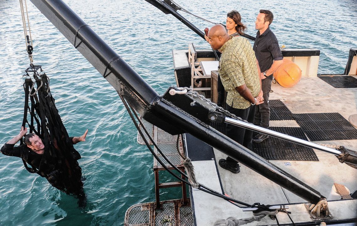 Das Team um Kono (Grace Park, 2.v.r.), Steve (Alex O'Loughlin, r.) und Grover (Chi McBride, 2.v.l.) kommt einem Ring illegal arbeitender Fischer auf... - Bildquelle: Norman Shapiro 2016 CBS Broadcasting, Inc. All Rights Reserved / Norman Shapiro