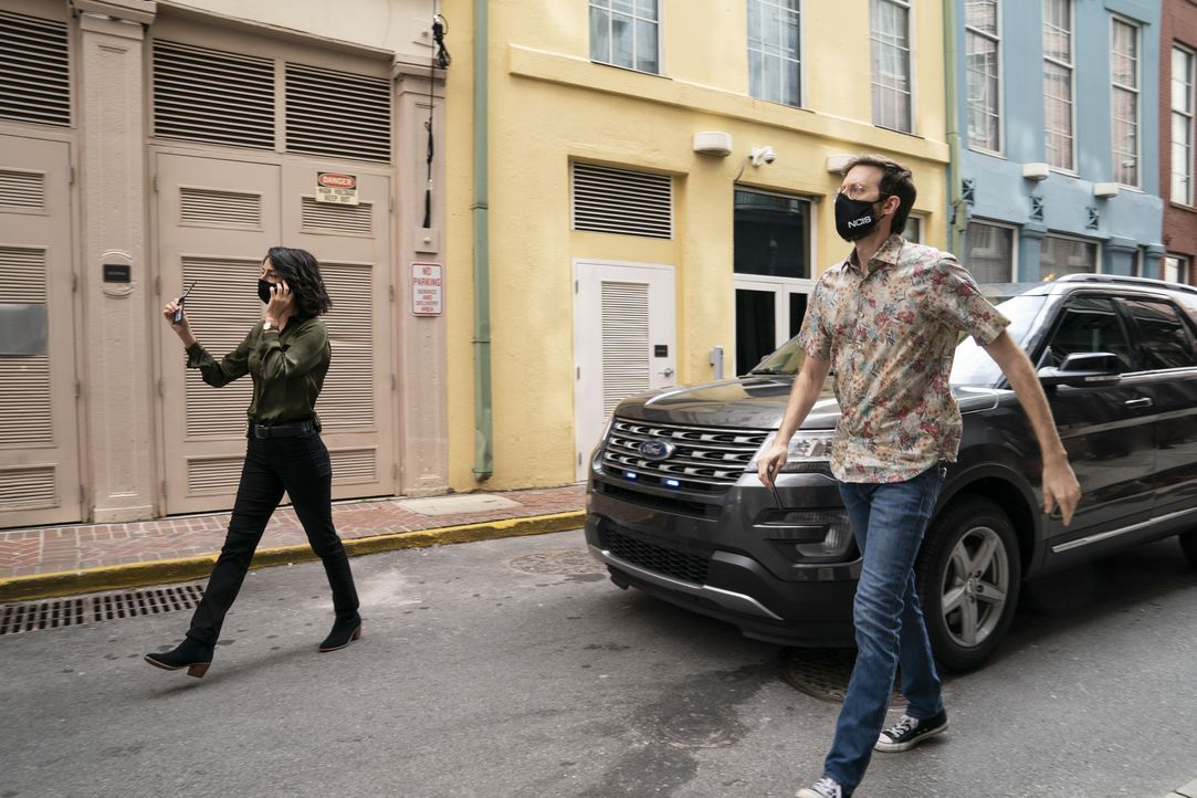 Hannah Khoury (Necar Zadegan, l.); Sebastian Lund (Rob Kerkovich, r.) - Bildquelle: Sam Lothridge 2020 CBS Broadcasting, Inc. All Rights Reserved / Sam Lothridge