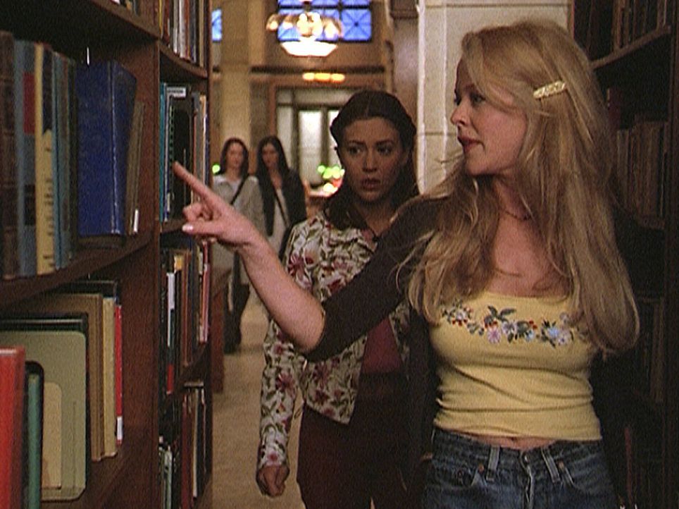 Charleen (Rebecca Cross, r.) zeigt Phoebe (Alyssa Milano, 2.v.r.) die Stelle, an welcher der Dämon "Libris" sie in der Bibliothek angegriffen hat. - Bildquelle: Paramount Pictures