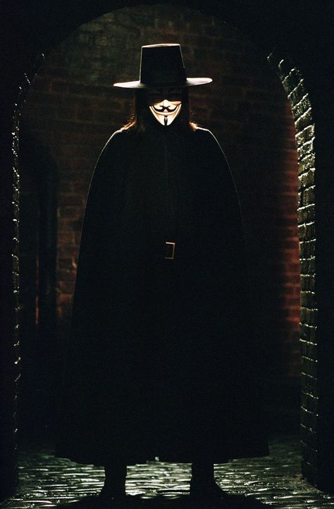 Wie weit darf man im Kampf gegen ein ungerechtes Regime gehen? Diese Frage stellt sich Vendetta (Hugo Weaving) nicht, denn ihm ist jedes Mittel rech... - Bildquelle: Warner Bros. Pictures